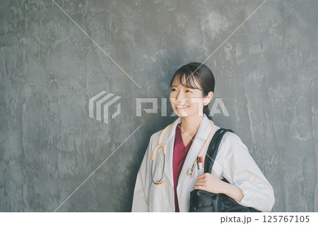 在宅医療を担う医師 125767105