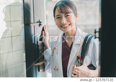 在宅医療を担う医師 125767110