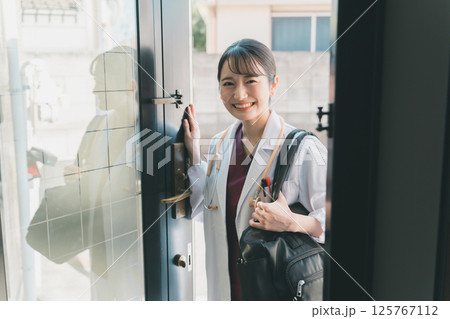 患者宅へ上がる医師 125767112