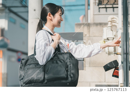 患者様の自宅に到着した医師 125767113
