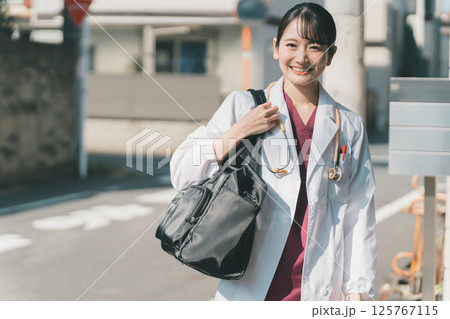 在宅医療を担う医師 在宅医療を担う医師 125767115