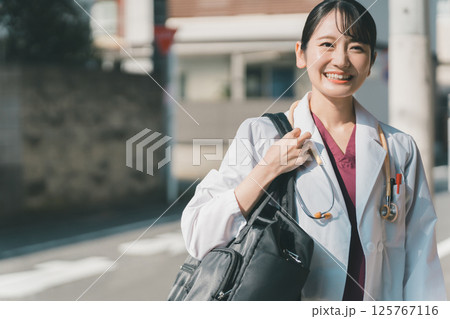 在宅医療を担う医師 在宅医療を担う医師 125767116