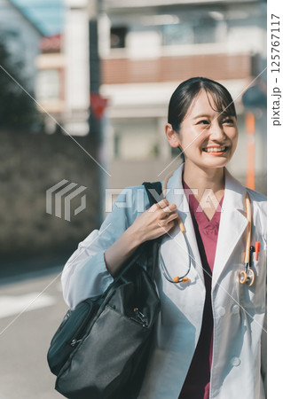 在宅医療を担う医師 125767117