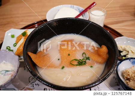 日本料理 豆乳きつねうどん	 125767148