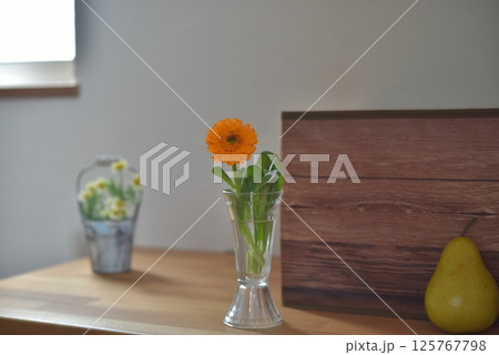 花瓶の花　キンセンカ 125767798