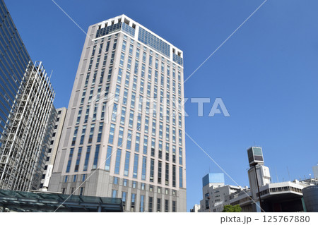 横浜駅西口の街並み 125767880