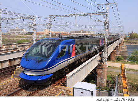 武庫川橋梁を通過するスーパーはくと 125767932