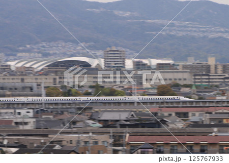 西宮市内を通過する山陽新幹線の特急のぞみ 125767933