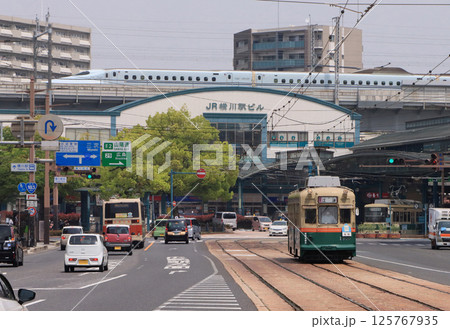 広島電鉄 横川駅付近の1900形と新幹線 広島電鉄 横川駅付近の1900形と新幹線 125767935