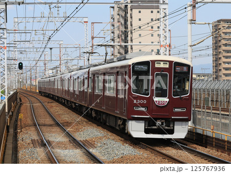 阪急京都線 水無瀬駅を通過する2300系特急 阪急京都線 水無瀬駅を通過する2300系特急 125767936