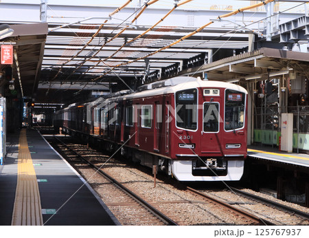 阪急宝塚線 高架工事中の崇禅寺駅を通過する2300系特急 阪急宝塚線 高架工事中の崇禅寺駅を通過する2300系特急 125767937