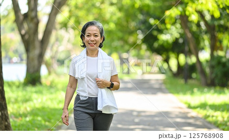 公園を散歩する健康的な高齢女性 公園を散歩する健康的な高齢女性 125768908