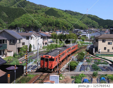 芸備線　下深川駅付近を走るキハ47 125769542