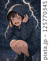 ゲリラ雷雨に怖がる若い女性 125770345