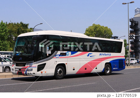 神戸市新生田川付近を走る西日本ジェイアールバス 125770519