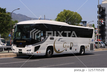 神戸市内を走る西日本ジェイアールバスのグランドリーム 125770520