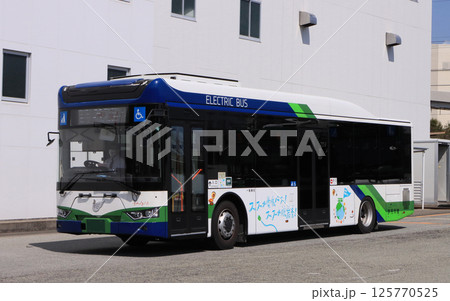 伊丹駅付近の伊丹市電気バス 125770525