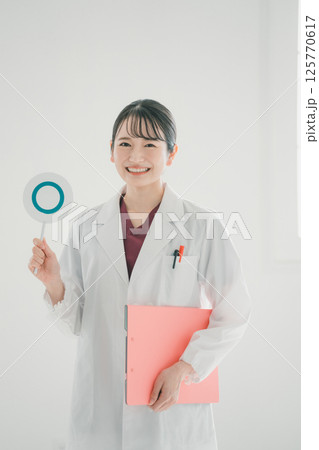 マル札を出す女性医師 125770617