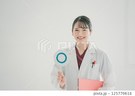 マル札を出す女性医師 マル札を出す女性医師 125770618