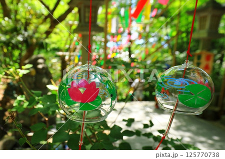 風に揺れる風鈴 風に揺れる風鈴 125770738