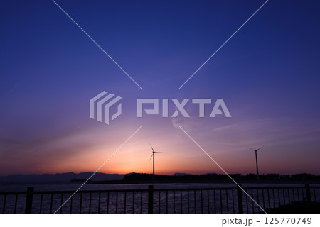 マジックアワーの夕陽 マジックアワーの夕陽 125770749
