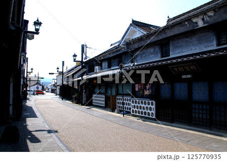 熊本県山鹿市　豊前街道の風情あるレトロな町並み（惣門地区） 125770935