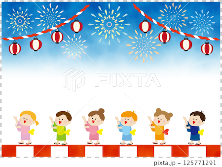 お祭りで盆踊りを楽しむ子供たちと花火の背景 125771291
