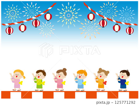 お祭りで盆踊りを楽しむ子供たちと花火の背景 125771292