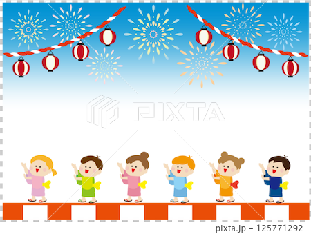 お祭りで盆踊りを楽しむ子供たちと花火の背景 125771292