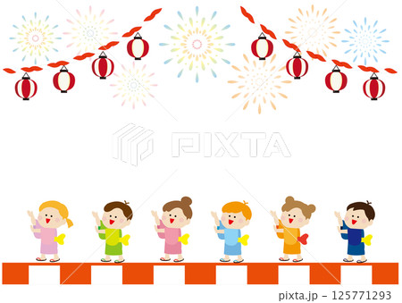 お祭りで盆踊りを楽しむ子供たちと花火の背景 125771293