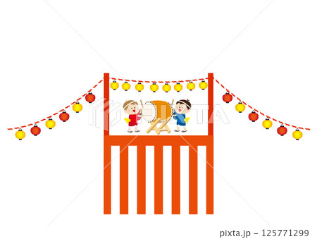 お祭りの太鼓を叩く男の子と紅白の舞台 125771299