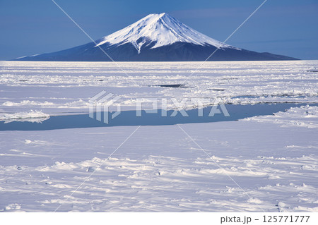 富士山とオホーツク海の流氷合成 125771777