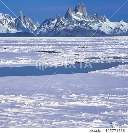 フィッツロイ山とオホーツク海の流氷合成 125771786