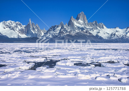 フィッツロイ山とオホーツク海の流氷合成 フィッツロイ山とオホーツク海の流氷合成 125771788
