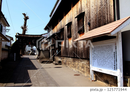 熊本県山鹿市　豊前街道の風情あるレトロな町並み　金剛乗寺石門 125771944