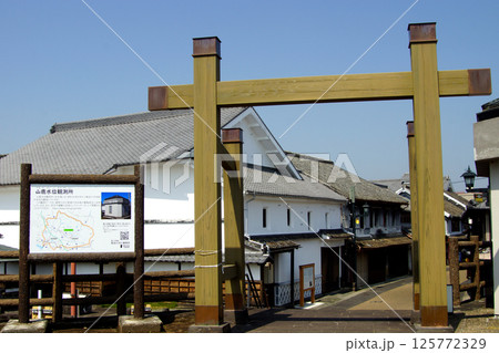 熊本県山鹿市　豊前街道の風情あるレトロな町並み（惣門地区） 125772329