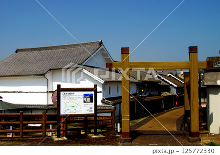 熊本県山鹿市　豊前街道の風情あるレトロな町並み（惣門地区） 125772330