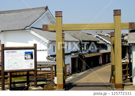 熊本県山鹿市　豊前街道の風情あるレトロな町並み（惣門地区） 125772331