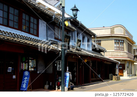 熊本県山鹿市　豊前街道の風情あるレトロな町並み（惣門地区） 125772420