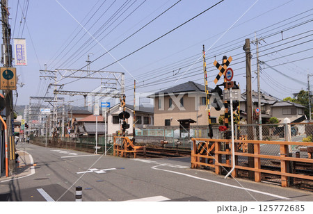 阪急宝塚線 石橋阪大前駅付近の西国街道踏切 阪急宝塚線 石橋阪大前駅付近の西国街道踏切 125772685