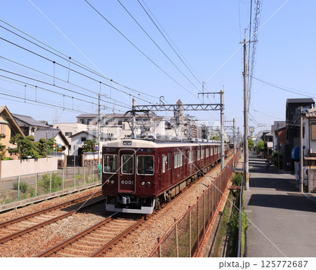 阪急伊丹線 稲野駅付近を走る6000系電車 阪急伊丹線 稲野駅付近を走る6000系電車 125772687