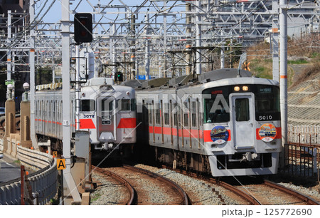 山陽電気鉄道　西舞子駅付近で離合する5000系電車 125772690