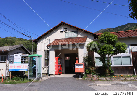 芸備線 狩留家駅の木造駅舎 芸備線 狩留家駅の木造駅舎 125772691