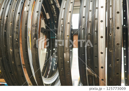 Bike repair shop.Metal rims of bicycle wheels hanging 125773009