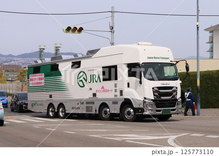 阪神競馬場に到着する日本馬匹の馬匹車 125773110