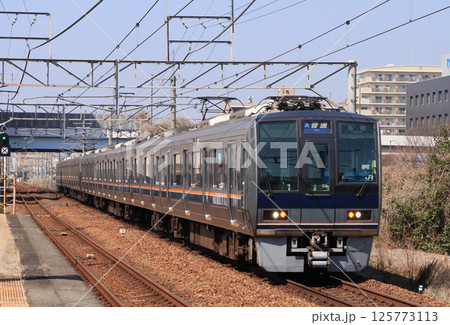 福知山線　伊丹駅に到着する207系電車 125773113