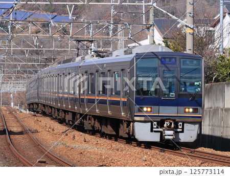 福知山線宝塚駅付近を走る207系電車 125773114