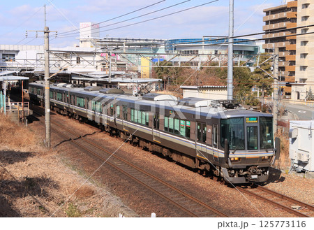 福知山線 伊丹駅付近を走る223系電車 福知山線 伊丹駅付近を走る223系電車 125773116