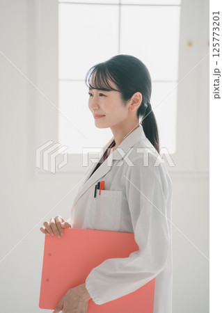 女性医師 125773201