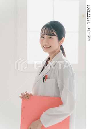 女性医師 125773202